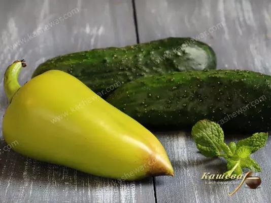Сладкий перец, огурцы и мята.