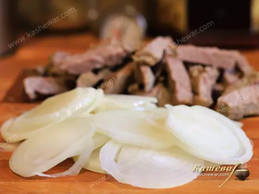 Лук порезанный кружочками
