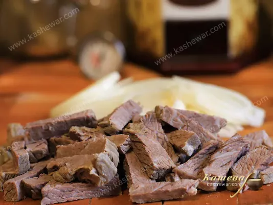 Вареная и порезанная брусочками говядина