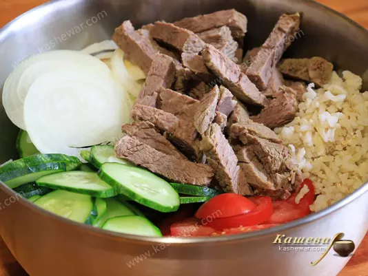 Подготовленные продукты для салата из овощей и говядины