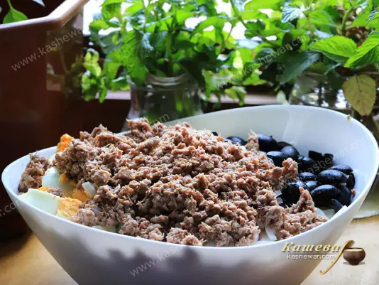 Tuna in oil with olives