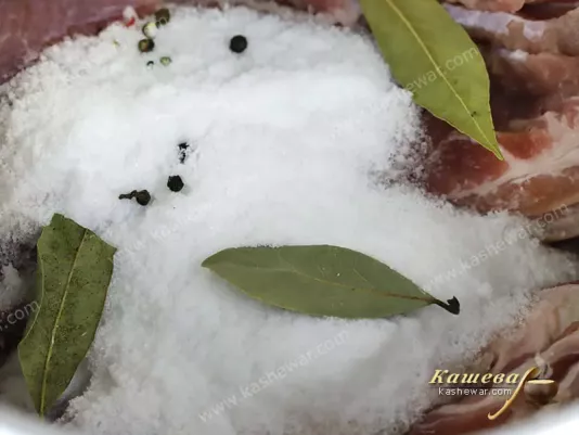 Salo with salt and spices