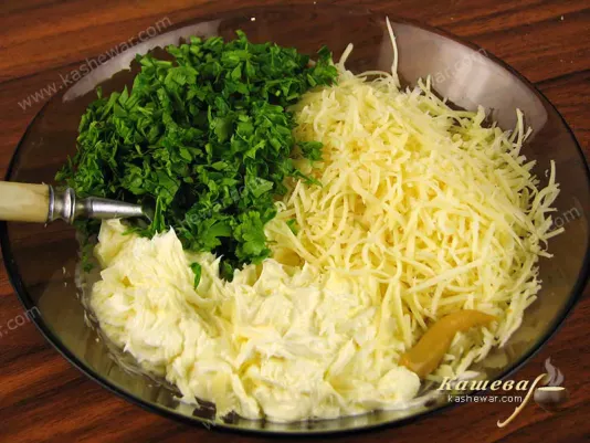 Масло вершкове збити, сир натерти