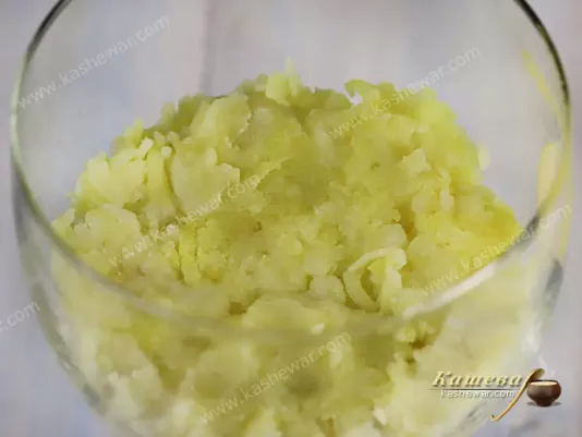 Тертый отварной картофель в стакане