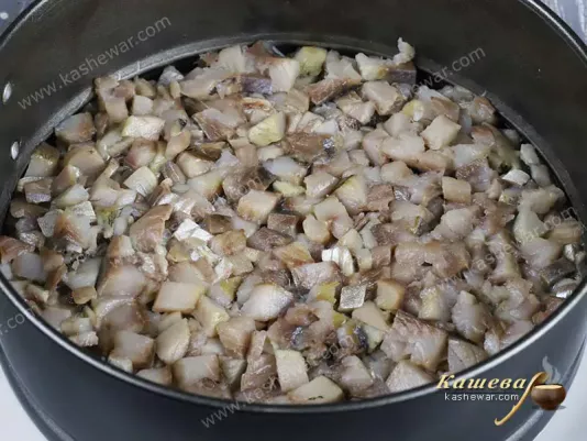 Оселедець порізаний шматочками
