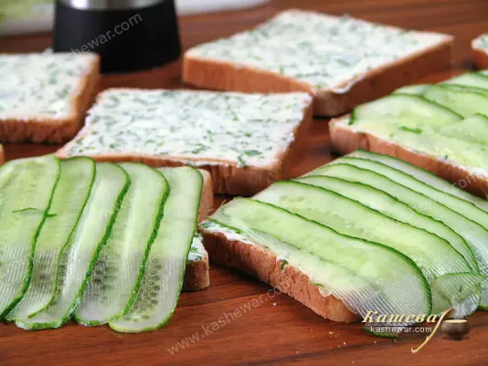 На масло выложить огурцы