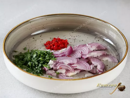 Порезанные лук, перец и петрушка