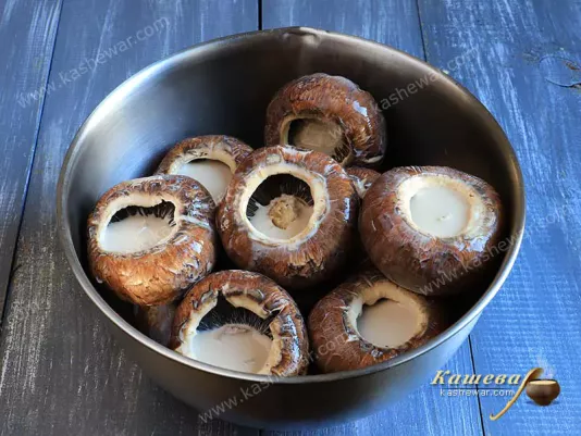 Маринованные шляпки шампиньонов