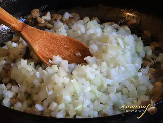 Мелко нарезанный лук и ножки шампиньонов