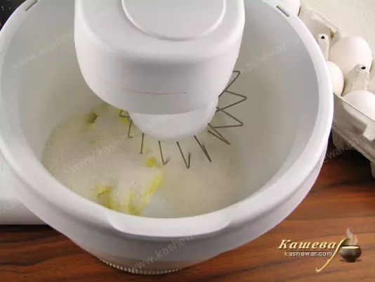Размягченное сливочное масло взбить с сахаром