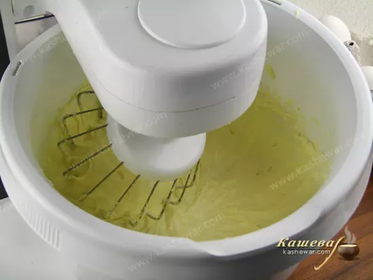 К маслу и сахару добавить муку