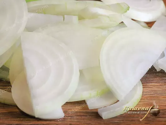 Лук нарезаный полукольцами