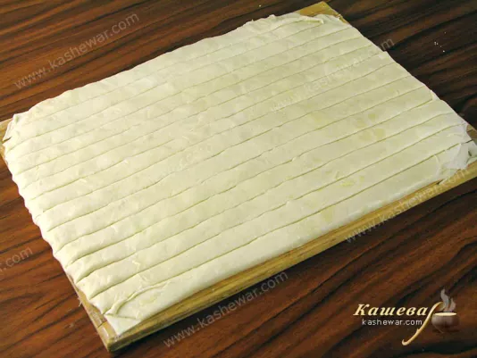 Пласты теста смазать маслом