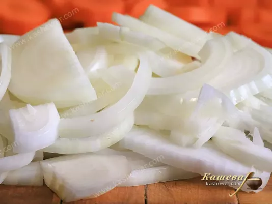 Лук порезанный полукольцами