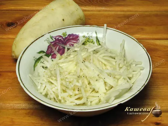 Preparing daikon for salad