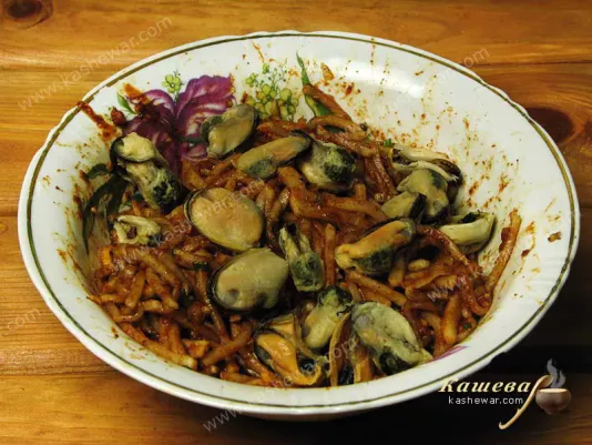 Mussel salad with pork