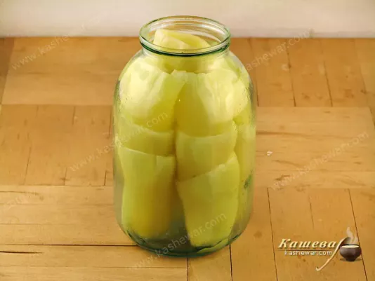 Укладывание сладкого перца в банки