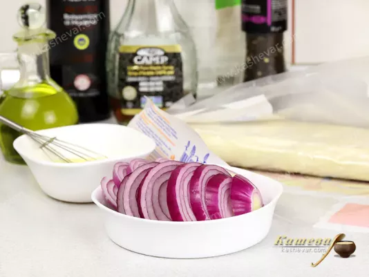 Purple onion cut into half rings