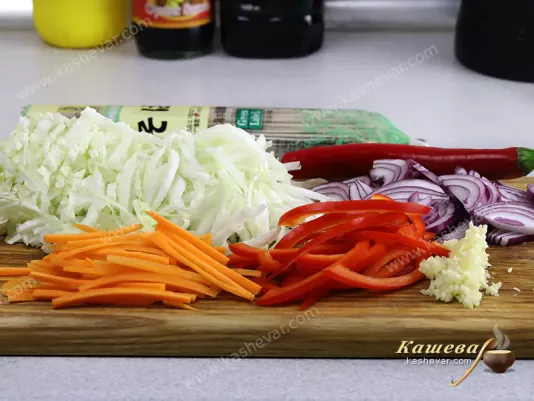 Порезанные соломкой овощи