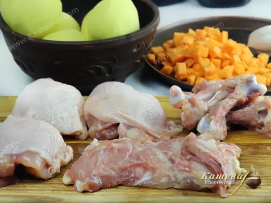 Cutting chicken thighs