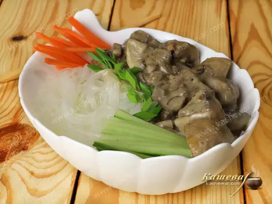 Soy noodles with mushroom sauce