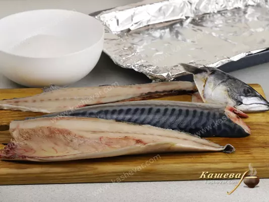 Mackerel cutting