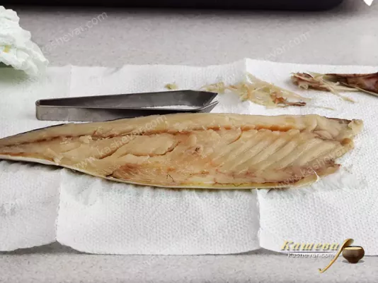 Removing bones from mackerel