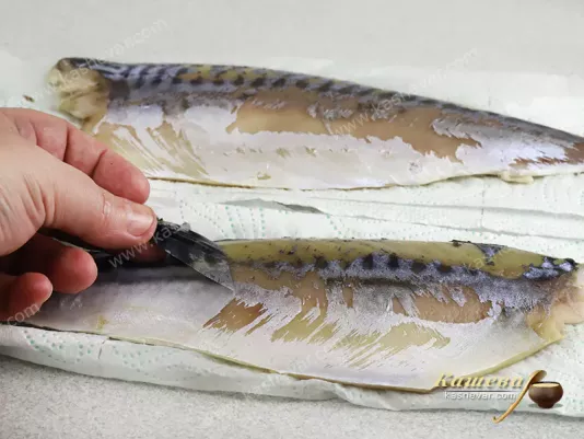 Removing the skin from mackerel