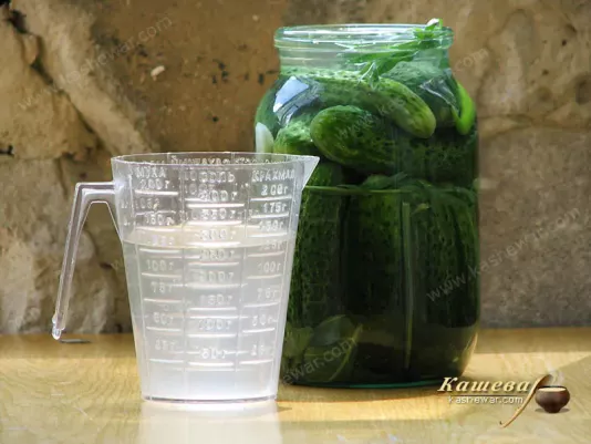 Укладывание огурцов в банки и заливка рассолом