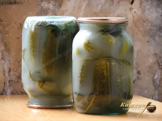 Закатывание соленых огурцов в банки