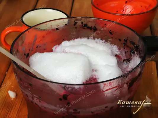 Black currant and egg whites