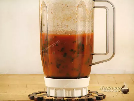 Shredding pizza sauce ingredients in a blender