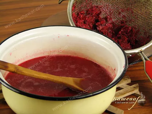 Rubbed lingonberry through a sieve