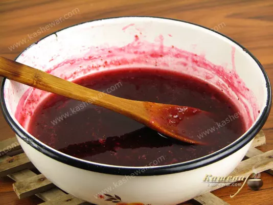 Evaporated lingonberry sauce