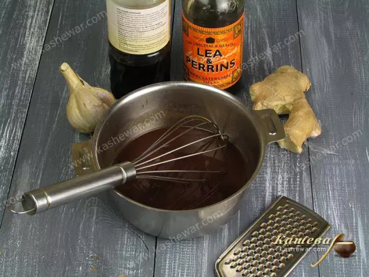 Making tonkatsu sauce