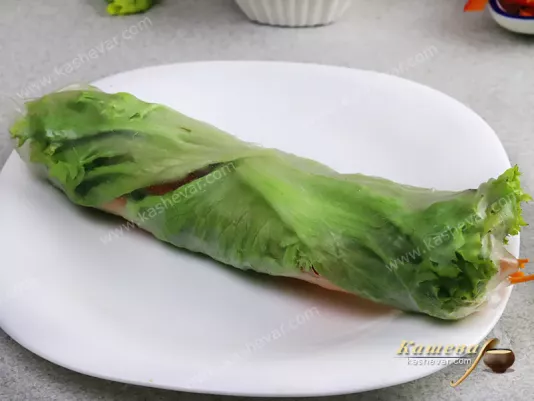 Спринг-роллы с курицей и чесноком