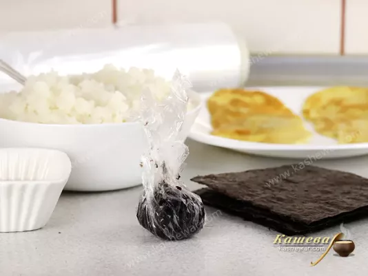 Shaping zakuro-zushi sushi