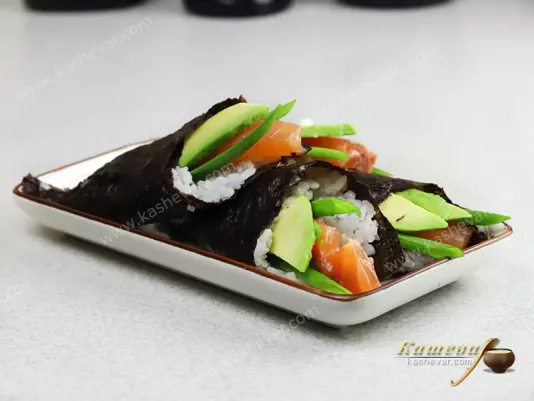 Ready-made sushi temaki-zushi