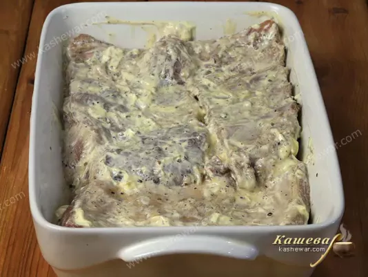 Свинные ребрышки в майонезе
