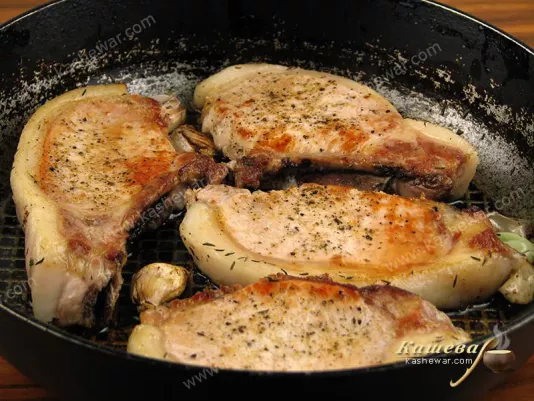 Saute pork chops with garlic