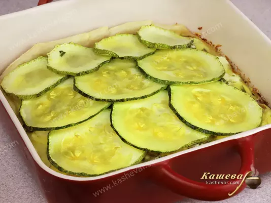 Tart with zucchini, bacon and feta