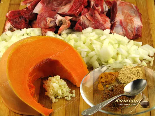Chop the lamb, finely chop the onion, peel the pumpkin