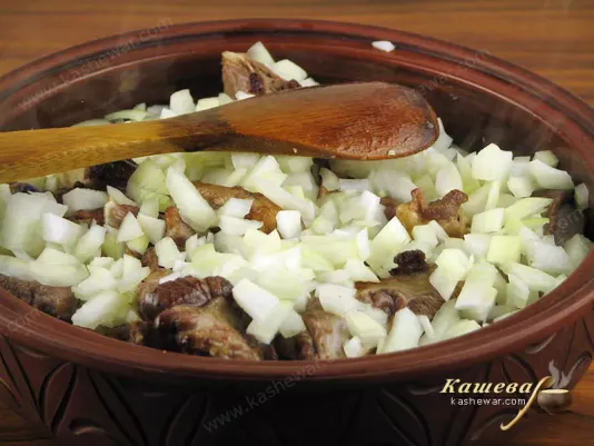 Put the lamb and onion in the tagine