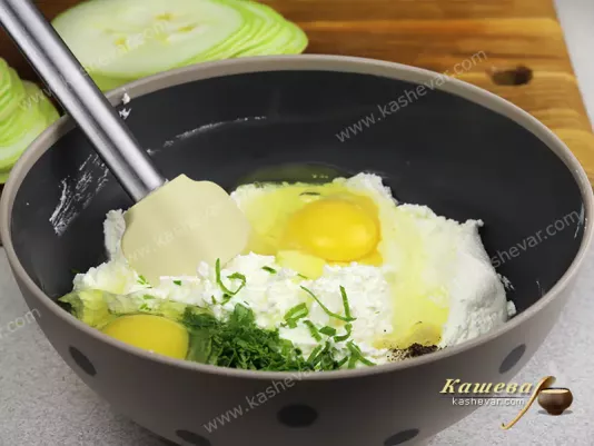 Cottage cheese with cream cheese, egg and herbs