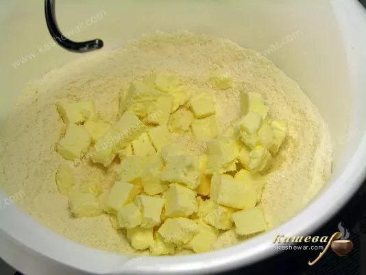 В сахар и муку кусочки масла