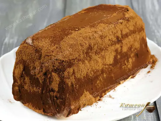 Cake sprinkled with crumbs
