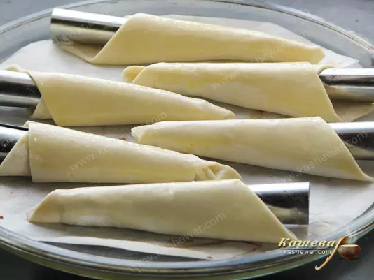 Baking puff pastry tubes