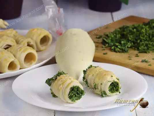 Puff pastry with egg cream and herbs