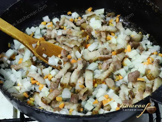 Bacon with onions and carrots
