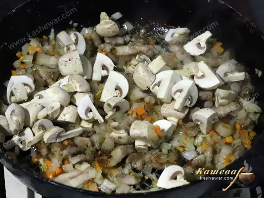 Mushrooms with vegetables and bacon